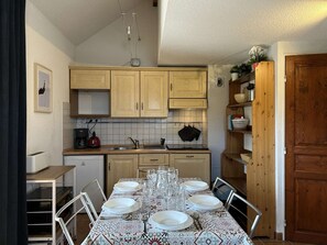 Réfrigérateur, four à micro-ondes, surface de cuisson, lave-vaisselle