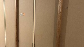 Un pasillo con puertas, cada una numerada.