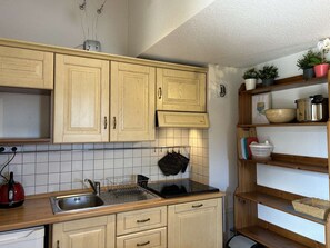 Réfrigérateur, four à micro-ondes, surface de cuisson, lave-vaisselle