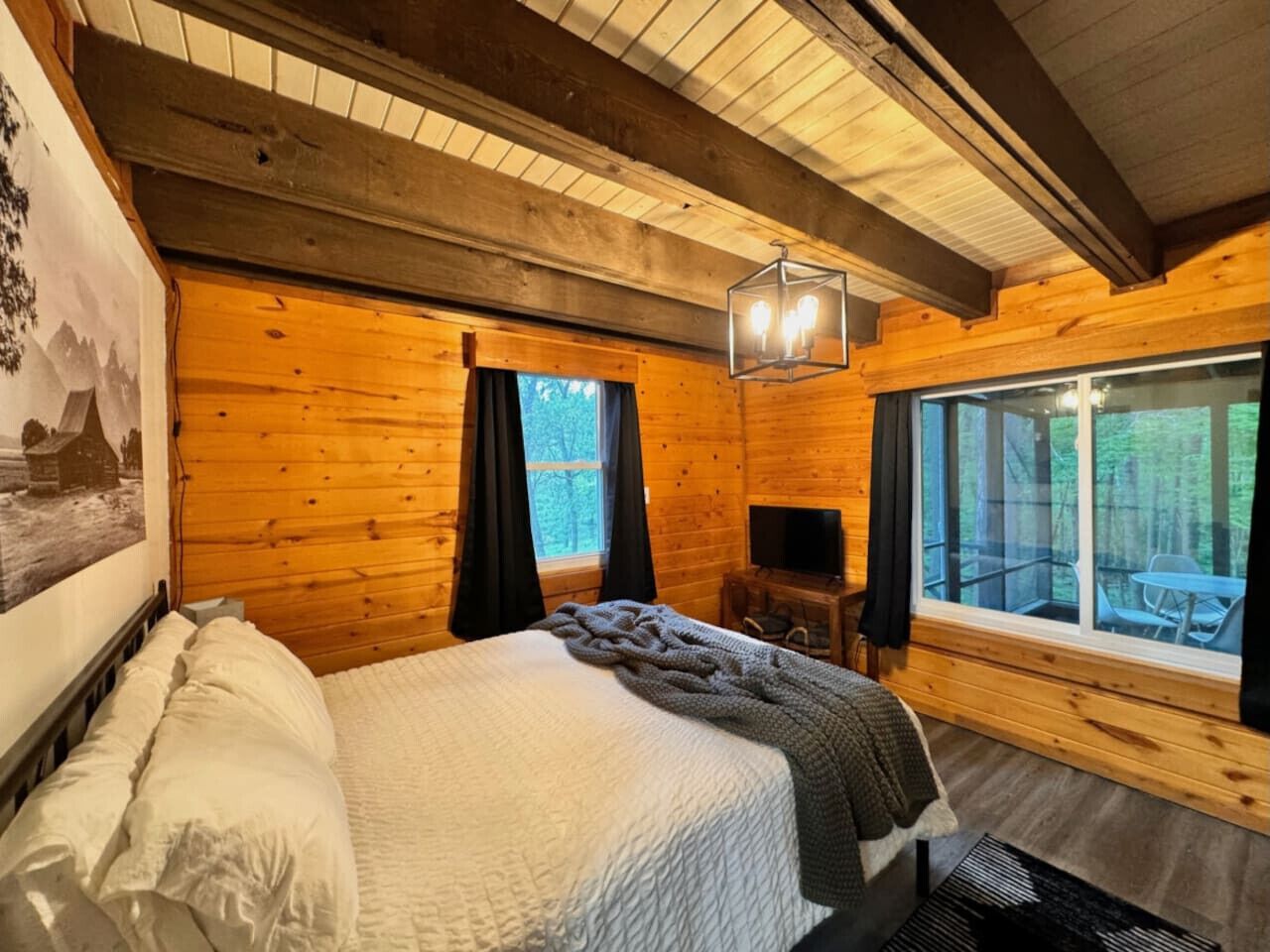 Desk, iron/ironing board, WiFi, bed sheets