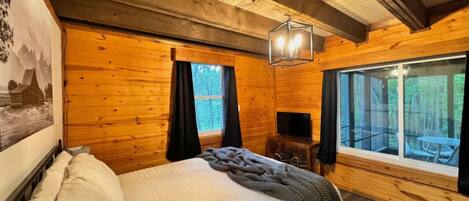 2 soverom, skrivebord, strykejern/-brett og wi-fi