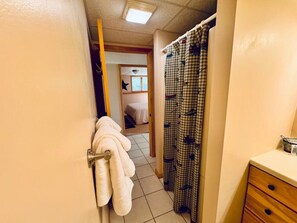 4 Schlafzimmer, Schreibtisch, Bügeleisen/Bügelbrett, Reisekinderbett