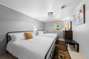 Desk, iron/ironing board, WiFi, bed sheets