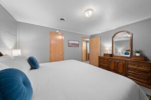 Desk, iron/ironing board, WiFi, bed sheets