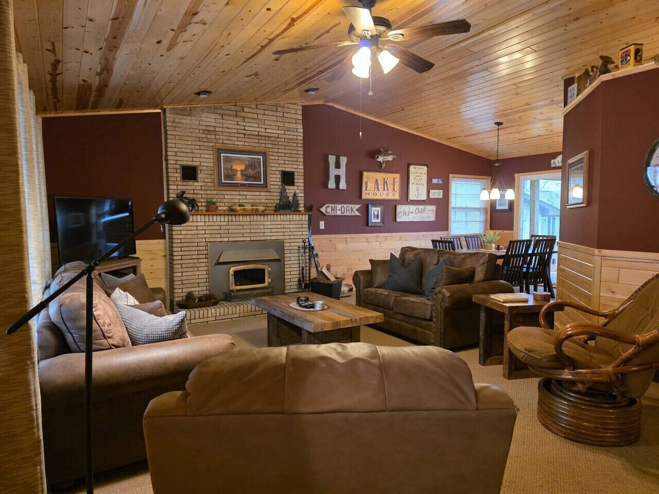 Een televisie en een open haard