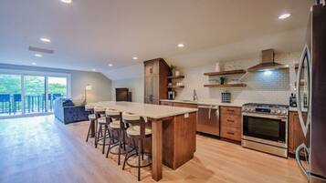 冰箱、微波炉、烤箱、炉灶