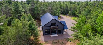 Berg Lake Barndo - Luxe Retreat on Berg Lake