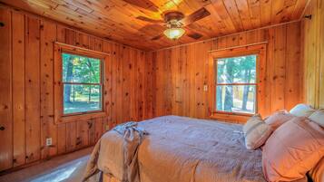 3 bedrooms, desk, iron/ironing board, free WiFi
