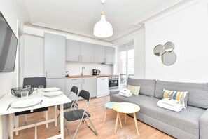 Apartment | Interior - Charming 1br/4p Apartment - Louvre Museum (Paris)