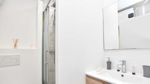 Apartemen | Kamar mandi | Pengering rambut, handuk,  dan sampo