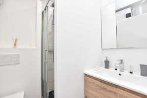 Apartment | Bathroom | Hair dryer, towels, shampoo