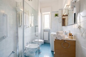 Shower, bidet, towels, shampoo