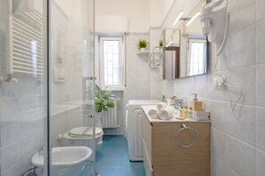 Shower, bidet, towels, shampoo - Poggio Suite - Bright City Escape (Bari)