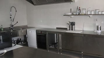 Een koelkast, een oven, een kookplaat, een vaatwasser