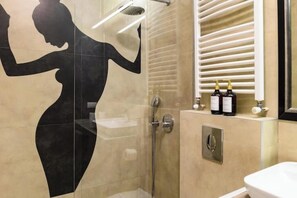 Dusche, Haartrockner, Handtücher, Seife