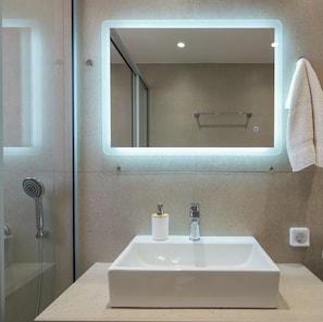 Dusche, kostenlose Toilettenartikel, Haartrockner, Handtücher