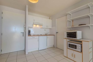 Kühlschrank, Ofen, Kochgeschirr/Geschirr/Besteck