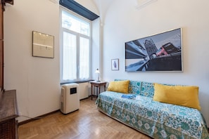 Standard Apartment, 2 Bedrooms (Central Apartment Porta Soprana) | Living area | 21-inch flat-screen TV with cable channels