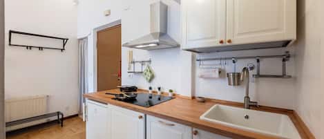 Standard Apartment, Multiple Bedrooms (Central Apartment Porta Soprana) | Private kitchen | Fridge, microwave, stovetop, coffee/tea maker
