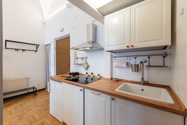 Refrigerador, microondas, placa de cocina, cafetera/tetera