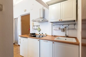 Réfrigérateur, micro-ondes, plaque de cuisson, cafetière/bouilloire