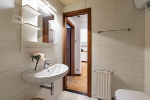 Standard Apartment, Multiple Bedrooms (Central Apartment Porta Soprana) | Bathroom