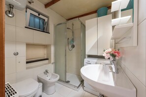 Regadera, secadora de cabello, bidet, toallas 