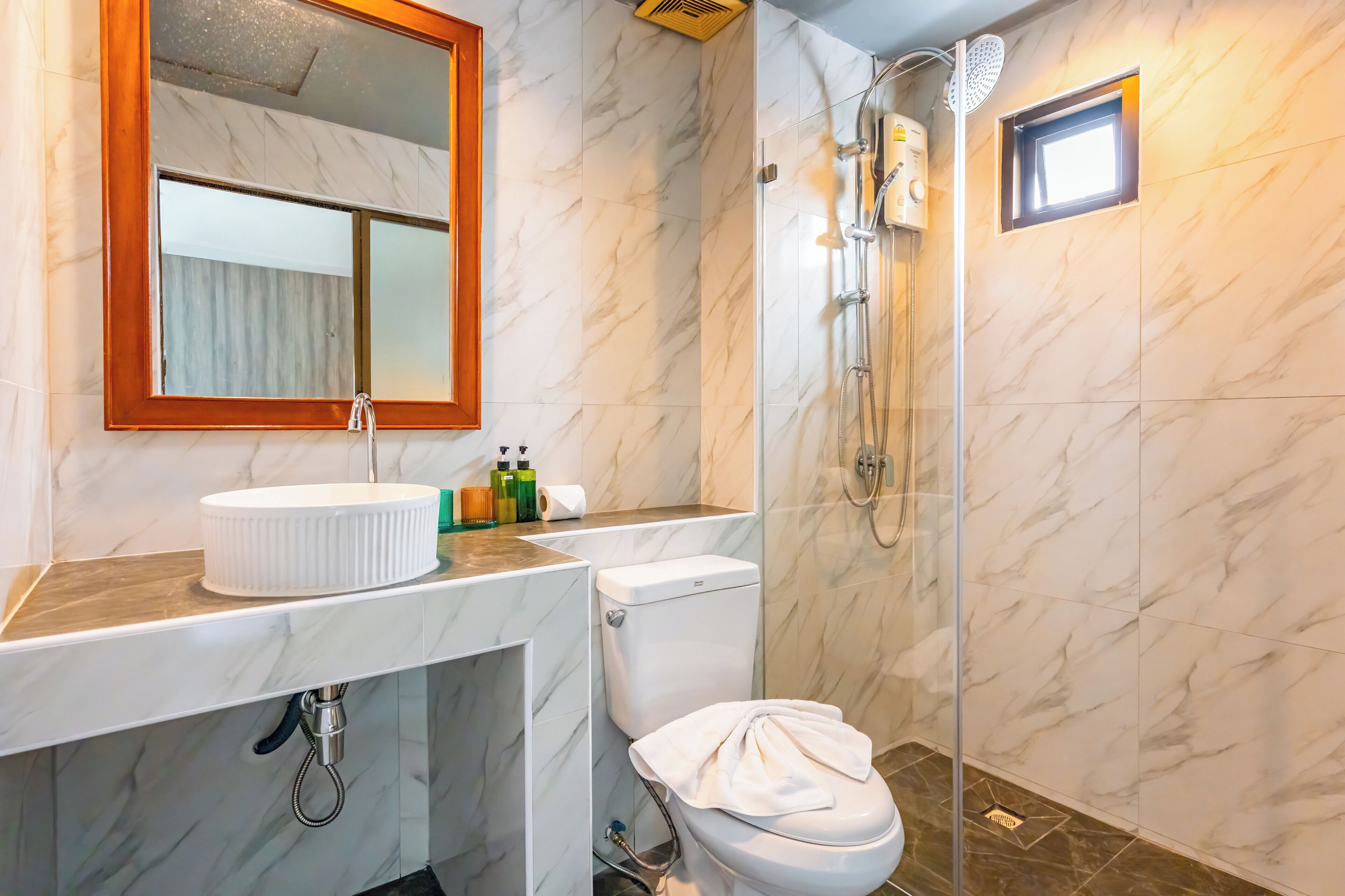 Buồng tắm vòi sen, đồ dùng nhà tắm miễn phí, máy sấy tóc 