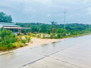 Vista frontal de la propiedad