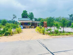 Vista frontal de la propiedad