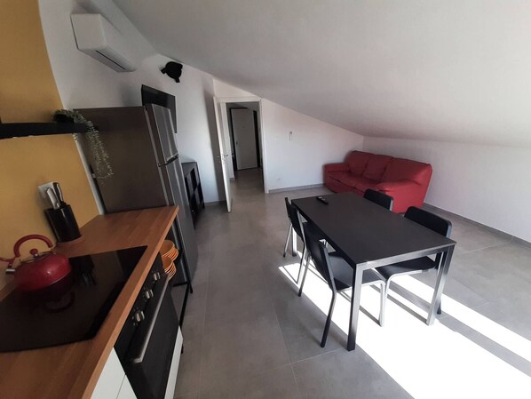 Apartment, 2 Bedrooms | Dining