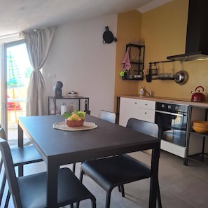 Apartamento, 2 quartos | Sala de jantar