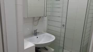Doccia, asciugacapelli, asciugamani, sapone