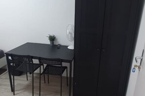 Interior - Comfortable Room 15 Min to Enkplatz Metro (Vienna)