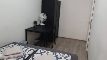 1 slaapkamer, een strijkplank/strijkijzer, wifi, beddengoed