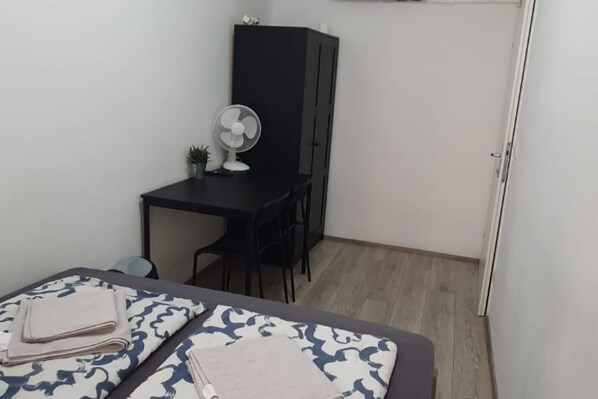 1 غرفة نوم ومكواة/لوح كي وواي فاي وملاءات أسرّة