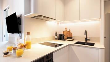 Fridge, microwave, stovetop, dishwasher