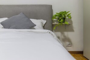 Tabla de planchar con plancha, acceso a internet y ropa de cama