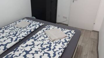 Tabla de planchar con plancha, wifi y ropa de cama