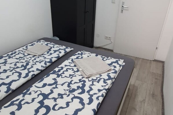 Tabla de planchar con plancha, wifi y ropa de cama 