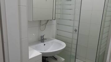 Doccia, asciugacapelli, asciugamani, sapone