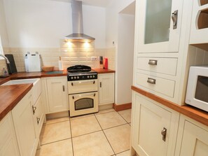 Dishwasher, cookware/dishes/utensils - Bridge House (Hawes)