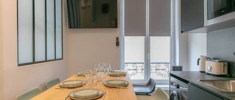 Réfrigérateur, micro-ondes, four, plaque de cuisson