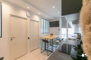 Frigorífic, microones, forn i placa de cuina 