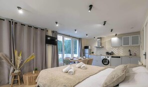 2 bedrooms, iron/ironing board, WiFi