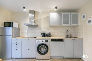 Refrigerador, microondas, placa de cocina, lavavajillas