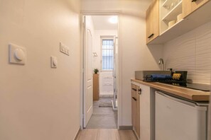 Fridge, microwave, stovetop, cookware/dishes/utensils