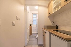 Réfrigérateur, micro-ondes, plaque de cuisson