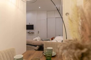 Iron/ironing board, WiFi - MBA - Courcelles - Splendid Apartment (Paris)