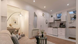 Un apartamento moderno con sala de estar, cocina y comedor.